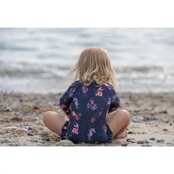 Vilje – UV szűrős úszódressz gyerekeknek 3-4 év – Rainbow Reef