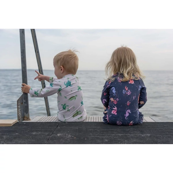 Vilje – UV szűrős úszódressz gyerekeknek 3-4 év – Rainbow Reef