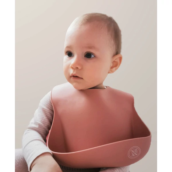 niian rózsaszín előke