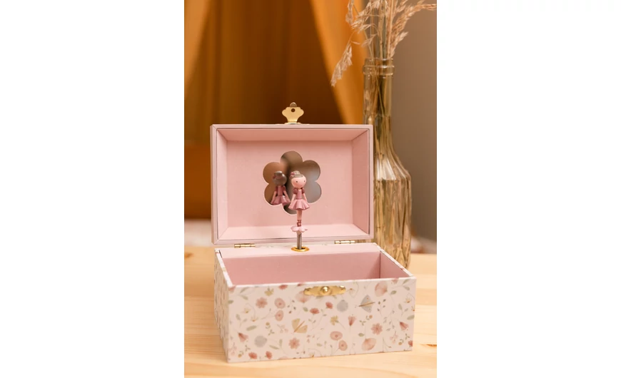 Ajándékötletek 6 hónapos kortól 1 éves korig: Vidám és hasznos meglepetések a kicsiknek